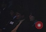 Standbild Diskussionsteilnehmer Adresse Studenten Chicago Illinois USA, 1970, aus Sekunde 52 historischem Filmmaterial Videoclip 65675043075
