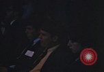 Standbild Diskussionsteilnehmer Adresse Studenten Chicago Illinois USA, 1970, aus Sekunde 53 historischem Filmmaterial Videoclip 65675043075