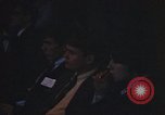 Standbild Diskussionsteilnehmer Adresse Studenten Chicago Illinois USA, 1970, aus Sekunde 55 historischem Filmmaterial Videoclip 65675043075