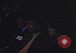 Standbild Diskussionsteilnehmer Adresse Studenten Chicago Illinois USA, 1970, aus Sekunde 56 historischem Filmmaterial Videoclip 65675043075