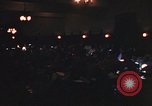 Standbild Diskussionsteilnehmer Adresse Studenten Chicago Illinois USA, 1970, aus Sekunde 57 historischem Filmmaterial Videoclip 65675043075