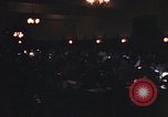 Standbild Diskussionsteilnehmer Adresse Studenten Chicago Illinois USA, 1970, aus Sekunde 59 historischem Filmmaterial Videoclip 65675043075