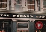 Image le bout du monde cafe London England Royaume-Uni, 1970, de la seconde 3 séquences d'archives historiques vidéo 65675043077