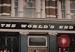 Image le bout du monde cafe London England Royaume-Uni, 1970, de la seconde 4 séquences d'archives historiques vidéo 65675043077