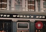 Image le bout du monde cafe London England Royaume-Uni, 1970, de la seconde 6 séquences d'archives historiques vidéo 65675043077