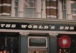 Image le bout du monde cafe London England Royaume-Uni, 1970, de la seconde 9 séquences d'archives historiques vidéo 65675043077