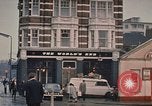 Image le bout du monde cafe London England Royaume-Uni, 1970, de la seconde 30 séquences d'archives historiques vidéo 65675043077