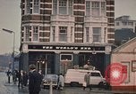 Image le bout du monde cafe London England Royaume-Uni, 1970, de la seconde 31 séquences d'archives historiques vidéo 65675043077