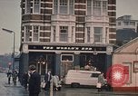Image le bout du monde cafe London England Royaume-Uni, 1970, de la seconde 32 séquences d'archives historiques vidéo 65675043077