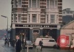 Image le bout du monde cafe London England Royaume-Uni, 1970, de la seconde 34 séquences d'archives historiques vidéo 65675043077
