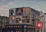Image le bout du monde cafe London England Royaume-Uni, 1970, de la seconde 37 séquences d'archives historiques vidéo 65675043077