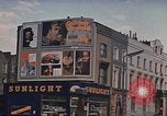Image le bout du monde cafe London England Royaume-Uni, 1970, de la seconde 39 séquences d'archives historiques vidéo 65675043077