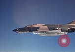Standbild F-4E Phantom II Vietnam, 1970, aus Sekunde 1 historischem Filmmaterial Videoclip 65675043100