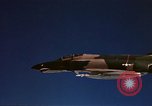Standbild F-4E Phantom II Vietnam, 1970, aus Sekunde 5 historischem Filmmaterial Videoclip 65675043100