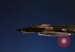 Standbild F-4E Phantom II Vietnam, 1970, aus Sekunde 6 historischem Filmmaterial Videoclip 65675043100