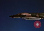 Standbild F-4E Phantom II Vietnam, 1970, aus Sekunde 7 historischem Filmmaterial Videoclip 65675043100