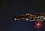 Standbild F-4E Phantom II Vietnam, 1970, aus Sekunde 11 historischem Filmmaterial Videoclip 65675043100