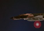 Standbild F-4E Phantom II Vietnam, 1970, aus Sekunde 12 historischem Filmmaterial Videoclip 65675043100