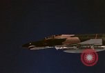 Standbild F-4E Phantom II Vietnam, 1970, aus Sekunde 14 historischem Filmmaterial Videoclip 65675043100
