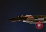 Standbild F-4E Phantom II Vietnam, 1970, aus Sekunde 16 historischem Filmmaterial Videoclip 65675043100