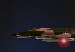 Standbild F-4E Phantom II Vietnam, 1970, aus Sekunde 17 historischem Filmmaterial Videoclip 65675043100