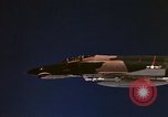 Standbild F-4E Phantom II Vietnam, 1970, aus Sekunde 18 historischem Filmmaterial Videoclip 65675043100