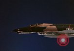 Standbild F-4E Phantom II Vietnam, 1970, aus Sekunde 19 historischem Filmmaterial Videoclip 65675043100
