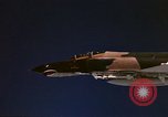 Standbild F-4E Phantom II Vietnam, 1970, aus Sekunde 22 historischem Filmmaterial Videoclip 65675043100