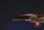 Standbild F-4E Phantom II Vietnam, 1970, aus Sekunde 24 historischem Filmmaterial Videoclip 65675043100