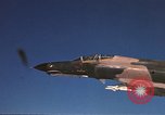 Standbild F-4E Phantom II Vietnam, 1970, aus Sekunde 25 historischem Filmmaterial Videoclip 65675043100
