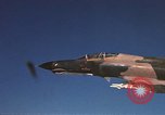Standbild F-4E Phantom II Vietnam, 1970, aus Sekunde 26 historischem Filmmaterial Videoclip 65675043100