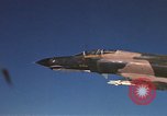 Standbild F-4E Phantom II Vietnam, 1970, aus Sekunde 27 historischem Filmmaterial Videoclip 65675043100