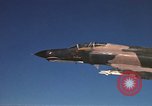 Standbild F-4E Phantom II Vietnam, 1970, aus Sekunde 28 historischem Filmmaterial Videoclip 65675043100
