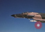 Standbild F-4E Phantom II Vietnam, 1970, aus Sekunde 29 historischem Filmmaterial Videoclip 65675043100