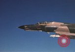 Standbild F-4E Phantom II Vietnam, 1970, aus Sekunde 30 historischem Filmmaterial Videoclip 65675043100