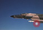 Standbild F-4E Phantom II Vietnam, 1970, aus Sekunde 31 historischem Filmmaterial Videoclip 65675043100