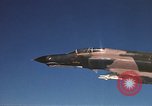 Standbild F-4E Phantom II Vietnam, 1970, aus Sekunde 32 historischem Filmmaterial Videoclip 65675043100