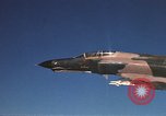Standbild F-4E Phantom II Vietnam, 1970, aus Sekunde 33 historischem Filmmaterial Videoclip 65675043100