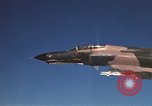 Standbild F-4E Phantom II Vietnam, 1970, aus Sekunde 35 historischem Filmmaterial Videoclip 65675043100