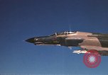 Standbild F-4E Phantom II Vietnam, 1970, aus Sekunde 36 historischem Filmmaterial Videoclip 65675043100