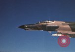 Standbild F-4E Phantom II Vietnam, 1970, aus Sekunde 37 historischem Filmmaterial Videoclip 65675043100