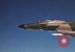 Standbild F-4E Phantom II Vietnam, 1970, aus Sekunde 38 historischem Filmmaterial Videoclip 65675043100