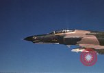 Standbild F-4E Phantom II Vietnam, 1970, aus Sekunde 39 historischem Filmmaterial Videoclip 65675043100