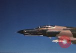 Standbild F-4E Phantom II Vietnam, 1970, aus Sekunde 40 historischem Filmmaterial Videoclip 65675043100