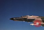 Standbild F-4E Phantom II Vietnam, 1970, aus Sekunde 41 historischem Filmmaterial Videoclip 65675043100
