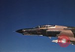 Standbild F-4E Phantom II Vietnam, 1970, aus Sekunde 43 historischem Filmmaterial Videoclip 65675043100