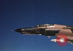 Standbild F-4E Phantom II Vietnam, 1970, aus Sekunde 45 historischem Filmmaterial Videoclip 65675043100