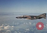 Standbild F-4E Phantom II Vietnam, 1970, aus Sekunde 54 historischem Filmmaterial Videoclip 65675043100