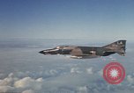 Standbild F-4E Phantom II Vietnam, 1970, aus Sekunde 56 historischem Filmmaterial Videoclip 65675043100