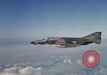 Standbild F-4E Phantom II Vietnam, 1970, aus Sekunde 58 historischem Filmmaterial Videoclip 65675043100